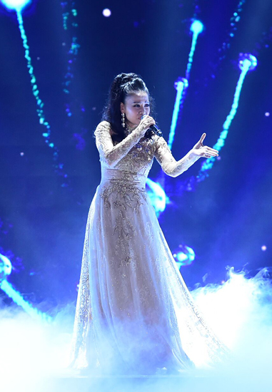 
ca sĩ Thu Minh trình diễn tại đêm chung kết Hoa hậu Việt Nam 2016
