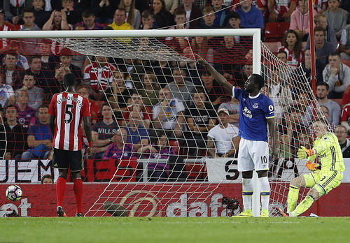 Thủ môn Pickford không cứu nổi bàn thua từ quả đánh đầu của Lukaku