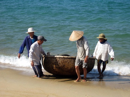 2 chiếc thuyền thúng trôi vào bờ nhưng không có các ngư dân (Ảnh minh họa)