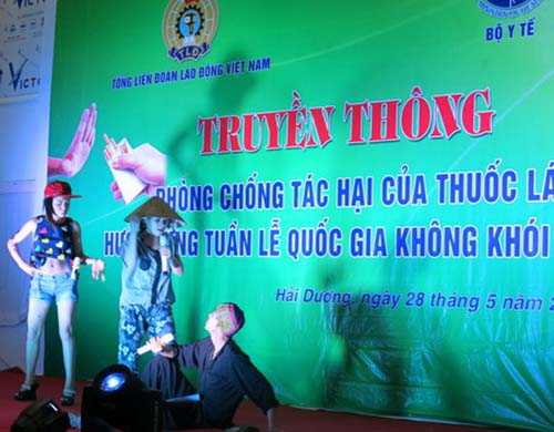 Tiểu phẩm “Hãy nói không với thuốc lá” được các công nhân xây dựng diễn xuất với mục đích tuyên truyền về tác hại của thuốc lá