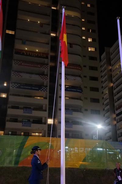 Lễ thượng cờ đoàn Việt Nam rạng sáng 2-8 Ảnh: Xuân Thu