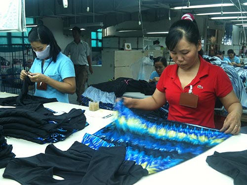 
Các doanh nghiệp tại TP HCM cố gắng thưởng Tết cho người lao động bằng 1 tháng lương - Ảnh: VĨNH TÙNG
