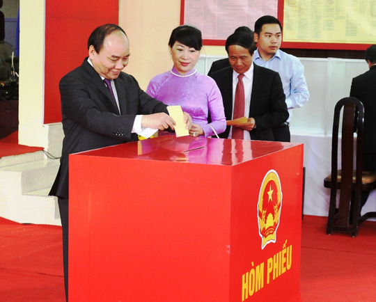 Thủ tướng Nguyễn Xuân Phúc và phu nhân đi bầu cử ngày 22-5 vừa qua tại Hải Phòng - Ảnh: Trọng Đức