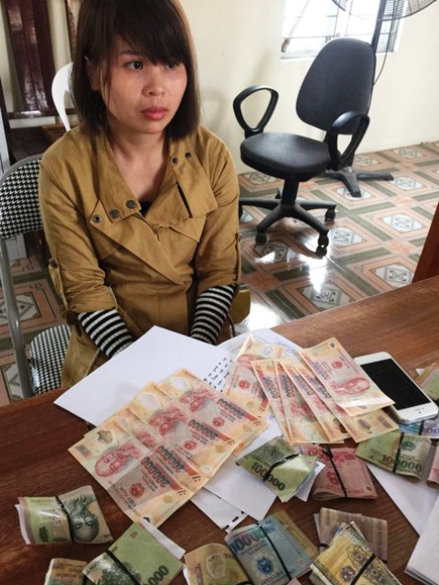 
Hồ Thị Thuận và số tiền giả mệnh giá 200.000 đồng bị Công an TP Thanh Hóa bắt quả tang
