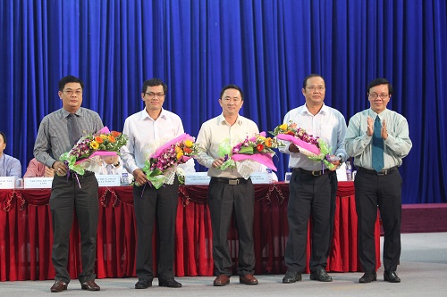 Ông Nguyễn Văn Tín - Phó Tổng biên tập Báo Người Lao Động - tặng hoa cho nhà tài trợ và các khách mời