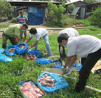 
Lực lượng chức năng ở Cần Thơ tiêu hủy thực phẩm bị ôi thiu
