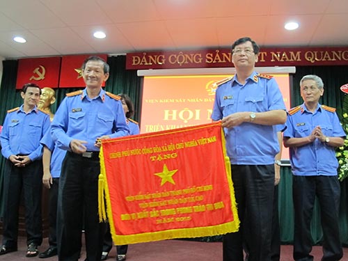 Lãnh đạo VKSND TP HCM nhận cờ thi đua của Chính phủ