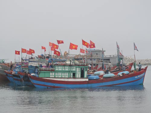 Ngư dân Lý Sơn đưa tàu ra biển đánh bắt đầu năm