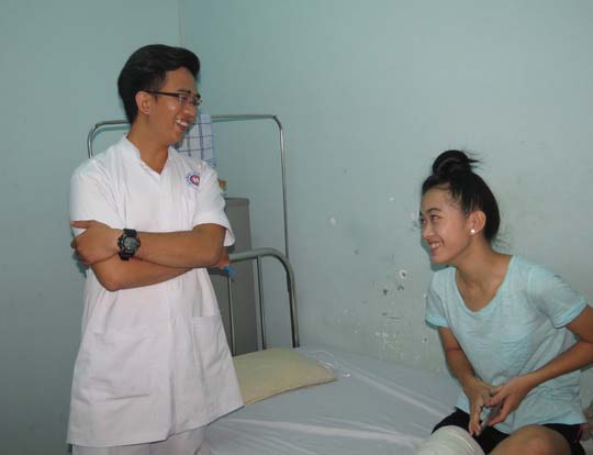 Bệnh nhân Lê Thị Hà Vi cười tươi trong ngày xuất viện Ảnh: ANH THƯ