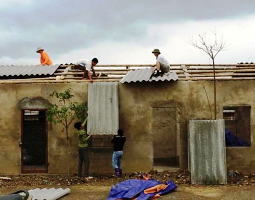 Người dân huyện Lang Chánh, tỉnh Thanh Hóa lợp lại nhà sau khi bị giông lốc thổi bay Ảnh: Tuấn Minh