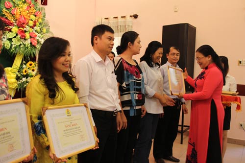 Bà Nguyễn Thị Bích Thủy, Phó Chủ tịch LĐLĐ TP HCM, trao bằng khen cho các đơn vị xuất sắc của Công đoàn Tổng Công ty Bến Thành