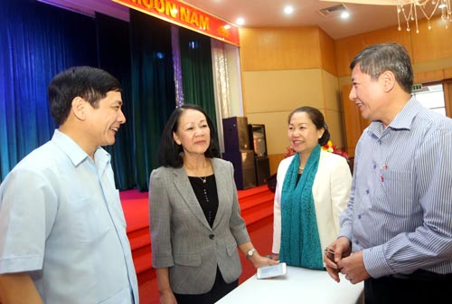 Bà Trương Thị Mai (thứ hai từ trái sang) trao đổi với lãnh đạo Tổng LĐLĐ Việt Nam tại buổi làm việc chiều 24-5