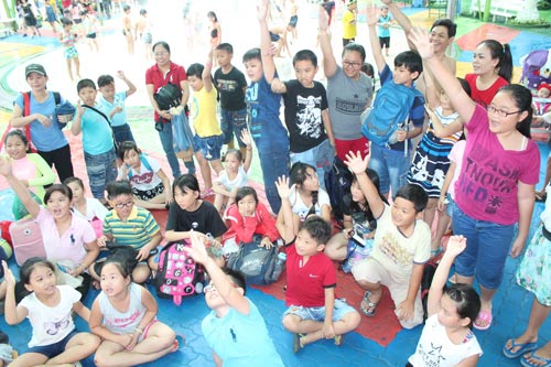 Thiếu nhi tham gia các trò chơi tại Ngày hội Trẻ thơ ở Công viên nước Đầm Sen Ảnh: THANH NGA