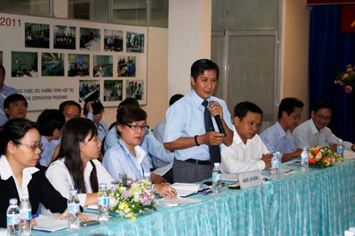 Cán bộ Công đoàn Tổng Công ty Cấp nước Sài Gòn tại một buổi đối thoại về chính sách tiền lương với ban tổng giám đốc Ảnh: Khánh Chi