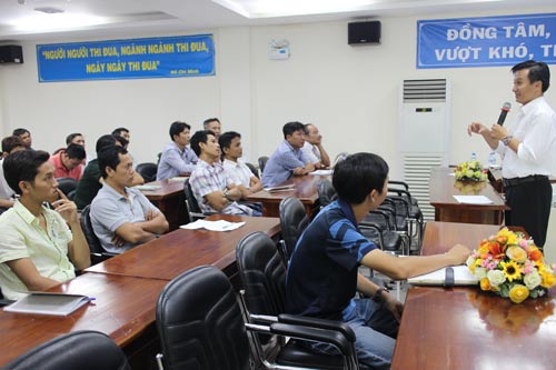 Công nhân học về những kỹ thuật mới trong ngành in do Tổng Công ty Văn hóa Sài Gòn tổ chức