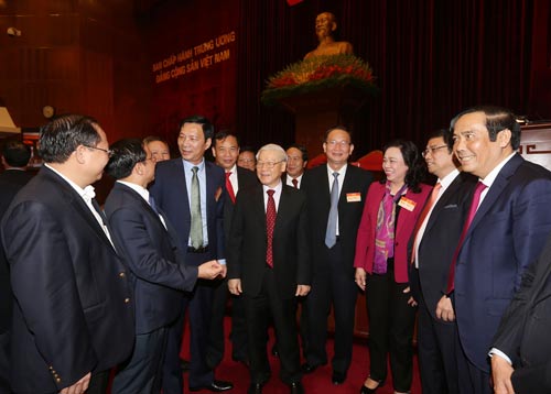 Tổng Bí thư Nguyễn Phú Trọng trao đổi với các đại biểu dự hội nghị toàn quốc ngành tổ chức xây dựng Đảng Ảnh: TTXVN