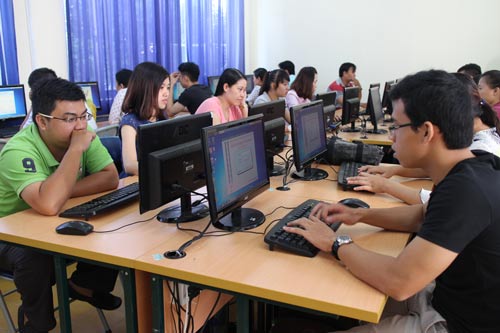 Công nhân tham gia Hội thi Tin học giỏi do Công đoàn Tổng Công ty Văn hóa Sài Gòn tổ chức
