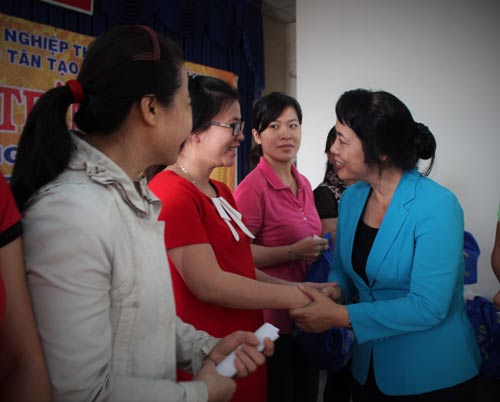 Bà Trần Kim Yến, Chủ tịch LĐLĐ TP, tặng quà cho CN tại buổi tiếp xúc Ảnh: Thanh Nga