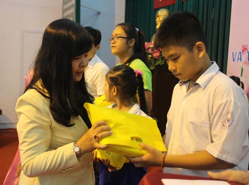 Bà Nguyễn Thị Minh Trang, Chủ tịch Công đoàn Tổng Công ty Văn hóa Sài Gòn, trao học bổng cho con CNVC-LĐ khó khăn