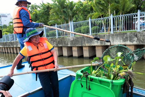 
Lãnh đạo và CNVC-LĐ PNJ vớt rác trên kênh Nhiêu Lộc
