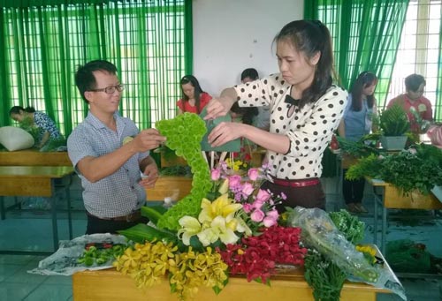 CNVC-LĐ tham gia hội thi cắm hoa chủ đề “Nét đẹp phụ nữ Việt” do LĐLĐ huyện Hóc Môn tổ chức Ảnh: HƯƠNG HUYỀN