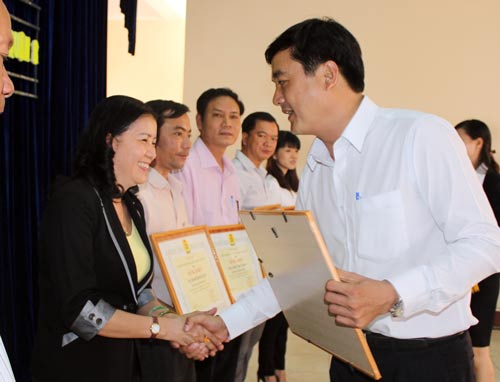 Ông Bùi Tá Hoàng Vũ, Phó Bí thư Quận ủy, Chủ tịch UBND quận 8, trao bằng khen của LĐLĐ TP cho các cá nhân xuất sắc