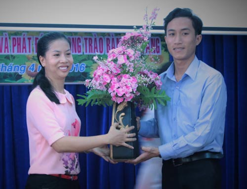 LĐLĐ quận Phú Nhuận bán đấu giá bình hoa vải để tạo nguồn chăm lo cho con CNVC-LĐ