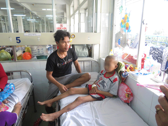 
Bé H. và cha tại Bệnh viện Nhi Đồng 1
