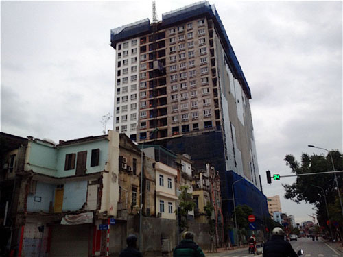 Đến ngày 1-2, tòa nhà 8B Lê Trực vẫn chưa tháo dỡ xong phần diện tích xây sai phép Ảnh: NGUYỄN QUYẾT