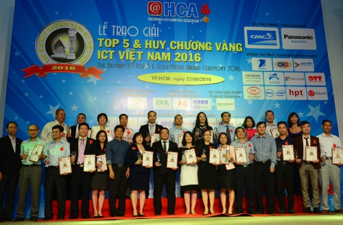 
Các đơn vị đạt Top 5 ICT Việt Nam 2016. Ảnh: Chánh Trung.
