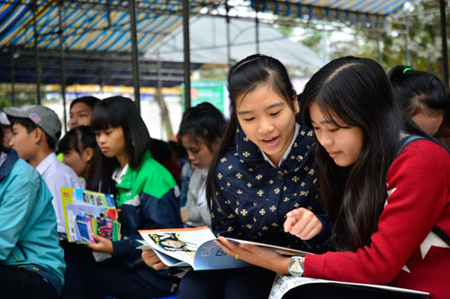 Học sinh tỉnh Quảng Nam có rất nhiều câu hỏi với ban tư vấn Ảnh: Trần Thường