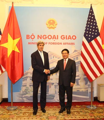 Phó Thủ tướng - Bộ trưởng Bộ Ngoại giao Phạm Bình Minh tiếp Ngoại trưởng John Kerry Ảnh: TTXVN