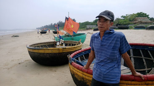Ngư dân Quảng Bình chờ đợi những chuyến ra khơi Ảnh: MINH TUẤN