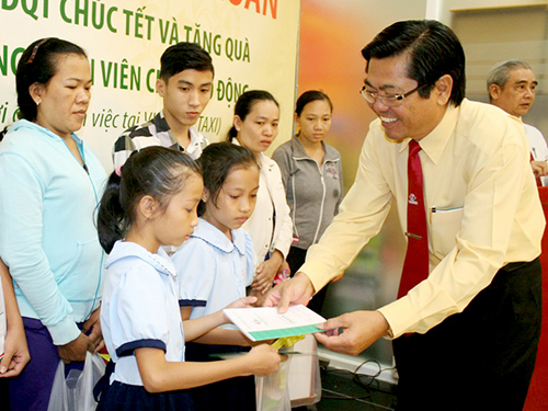 Ông Đặng Phước Thành, Chủ tịch HĐQT Vinasun, trao học bổng cho con tài xế