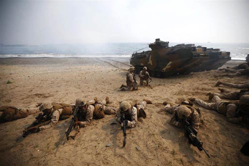 Binh sĩ Mỹ và Hàn Quốc trong một cuộc tập trận đổ bộ tại TP Pohang Ảnh: REUTERS