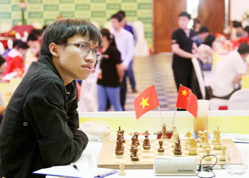 
Nguyễn Ngọc Trường Sơn cầm hòa trước đối thủ Trung Quốc ở chung kết cờ nhanh

