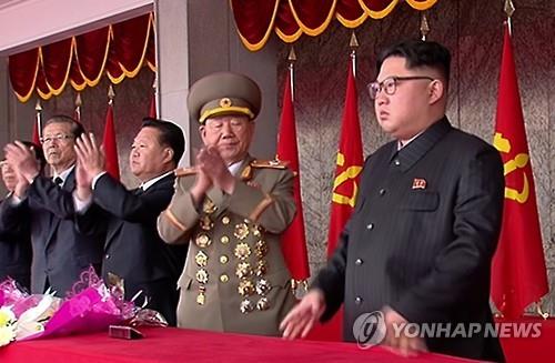 Nhà lãnh đạo Kim Jong-un theo dõi lễ diễu hành hôm 10-5. Ảnh: Yonhap