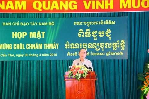 Chủ tịch Ủy ban Trung ương MTTQ Việt Nam Nguyễn Thiện Nhân dự họp mặt Tết Chôl Chnăm Thmây 2016 của đồng bào Khmer Nam Bộ Ảnh: TTXVN