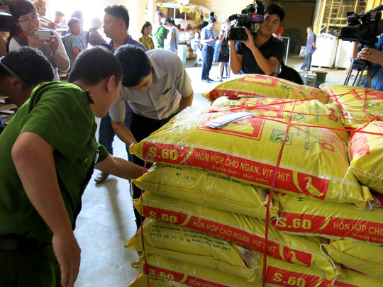 Thanh tra chuyên ngành Bộ Nông nghiệp và Phát triển nông thôn cùng C49 phát hiện doanh nghiệp sản xuất thức ăn chăn nuôi tại tỉnh Hải Dương sử dụng chất cấm hồi cuối năm 2015 Ảnh: Minh Long
