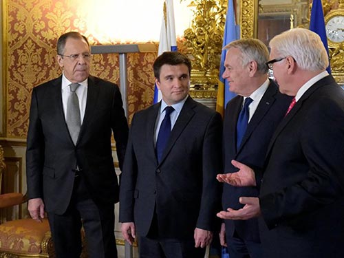 Từ trái sang: Các ngoại trưởng Sergei Lavrov (Nga), Pavel Klimkin (Ukraine), Jean-Marc Ayrault (Pháp) và Frank-Walter Steinmeier (Đức) tại Paris hôm 3-3 Ảnh: RIA NOVOSTI