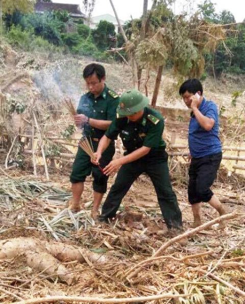 
Một thi thể được lực lượng chức năng tìm thấy trong bùn đất
