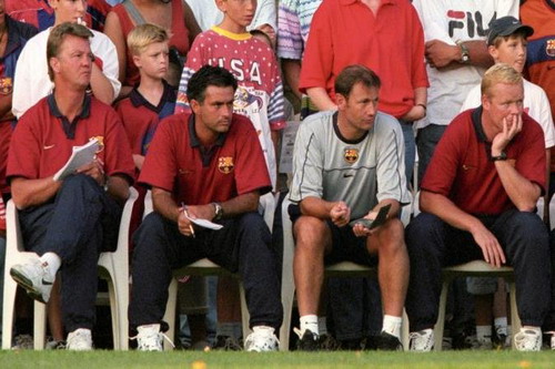 Koeman (bìa phải) khi làm trợ lý cho Van Gaal ở Barcelona