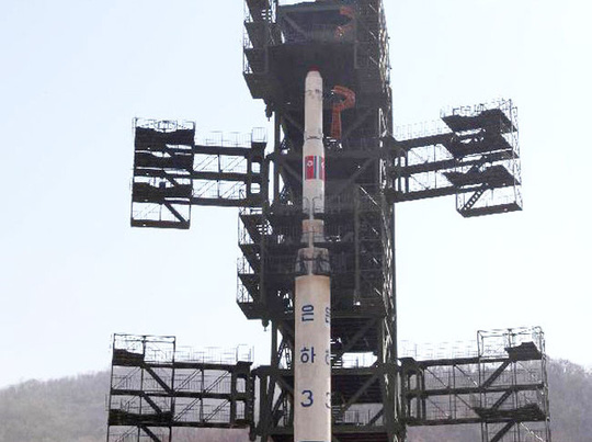 Vệ tinh Kwangmyongsong-3 trên bệ phóng tại căn cứ Tongchang-ri ở Triều Tiên tháng 4-2012. Ảnh: Tân Hoa Xã