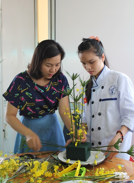 
Cô tận tình hướng dẫn các bạn sinh viên Việt Giao cắm nhiều loại hoa khác nhau

