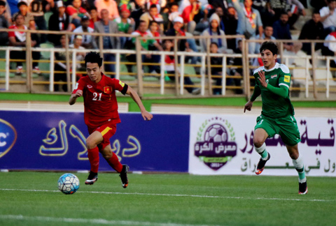 Văn Toàn dù cố gắng nhưng không thể để lại ấn tượng trước các cầu thủ vượt trôi về thể hình Iraq