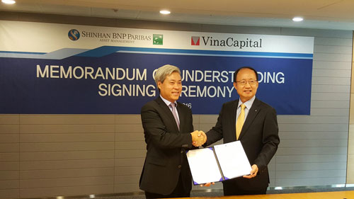 Đại diện VinaCapital và Shinhan BNP Paribas Asset Management ký kết hợp tác