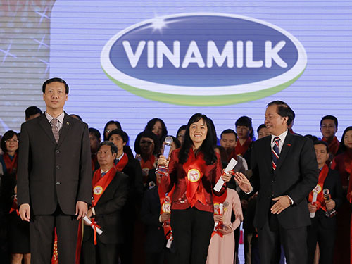 Bà Nguyễn Minh Tâm, Giám đốc Chi nhánh Vinamilk tại Hà Nội đại diện công ty nhận giải thưởng Thương hiệu mạnh Việt Nam