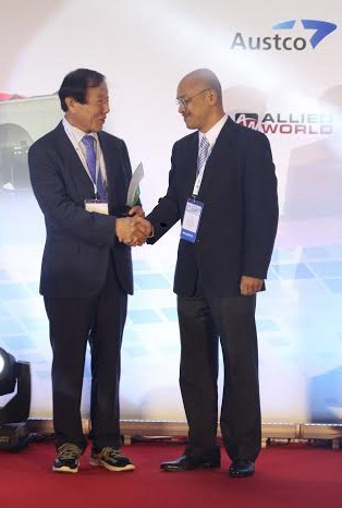 PGS-TS Lê Cự Linh, phụ trách hợp tác quốc tế Vinmec (bên phải), đón nhận giải thưởng “Bệnh viện Việt Nam tiến bộ nhất” do Hiệp hội Quản lý bệnh viện châu Á trao tặng tối 8-9