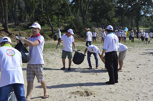 Nhân viên VTB dọn rác tại bãi biển Mũi Né