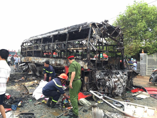 Một phần hiện trường vụ tai nạn thảm khốc tại Bình Thuận rạng sáng ngày 22-5-2016 - Ảnh: H. Thịnh